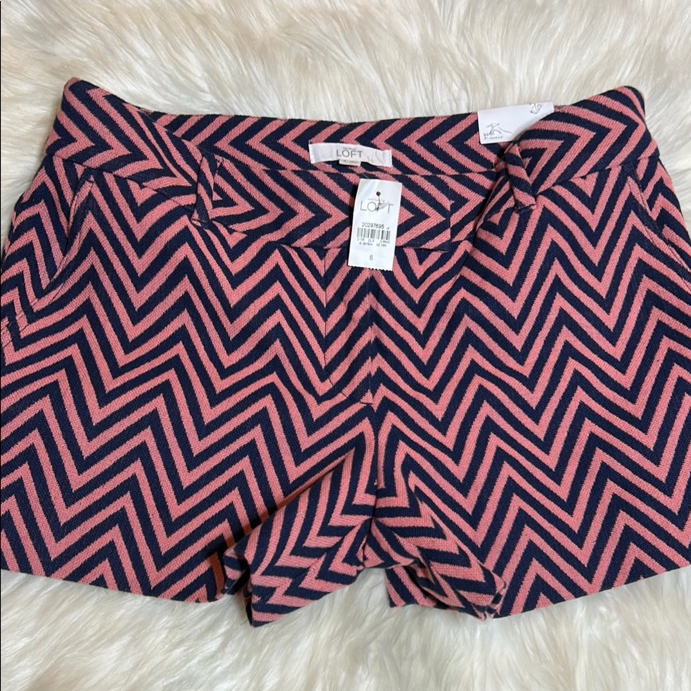 #0188- NWT LOFT Riviera Pink & Navy Slant Picket Chevron Shorts-6 - Picture 2 of 11